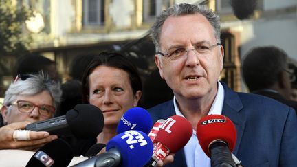 Richard Ferrand s'adresse à l'assistance à Chateaulin (Finistère), dimanche 18 juin 2017, &nbsp;après sa réélection, le soir du second tour des législatives. (FRED TANNEAU / AFP)