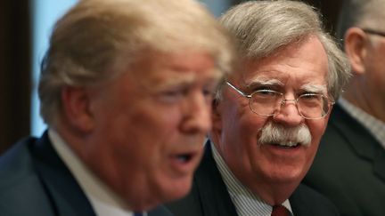 Donald Trump et John Bolton lors d'une réunion à Washington, le 9 avril 2018.&nbsp; (MARK WILSON / GETTY IMAGES NORTH AMERICA / AFP)