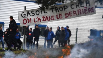 Des manifestants bloquent un dépôt pétrolier à Brest le 15 mars 2022. (FRED TANNEAU / AFP)