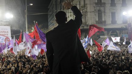 Le leader du parti de gauche radicale Syriza, Alexis Tsipras, salue ses supporters lors d'un meeting &agrave; Ath&egrave;nes (Gr&egrave;ce), le 22 janvier 2015. (ORESTIS PANAGIOTOU / AFP)