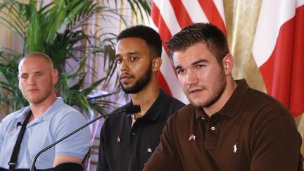 De gauche &agrave; droite les militaires am&eacute;ricains Spencer Stone,&nbsp;Anthony Sadler et&nbsp;Alek Skarlatos, lors d'une conf&eacute;rence de presse &agrave; l'ambassade des Etats-Unis, &agrave; Paris, le 23 ao&ucirc;t 2015. Ils ont expliqu&eacute; comment ils ont maitris&eacute; le tireur qui &eacute;tait &agrave; bord du train Thalys Amsterdam-Paris, le 21 ao&ucirc;t 2015. (THOMAS SAMSON / AFP)