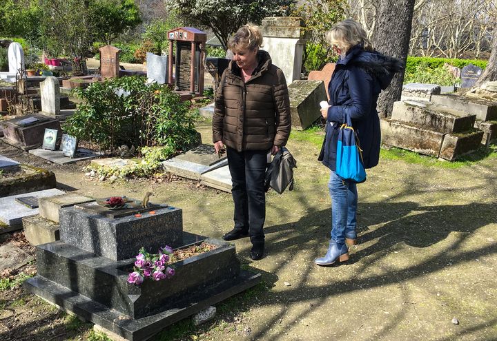 Patricia et Colette sont venues de Cergy-Pontoise (Val-d'Oise) pour se balader dans les allées de ce cimetière pas&nbsp;comme les autres.&nbsp; (SIMON GOURMELLET / FRANCEINFO)