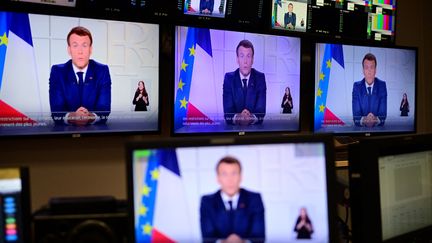 Le président de la République, Emmanuel Macron, lors d'une allocution télévisée, le 31 mars 2021. (MARTIN BUREAU / AFP)