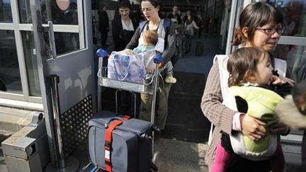 Arrivée à l'aéroport RDG, le 16 mars 2011, de Français et de leurs proches qui ont quitté le Japon après la catastrophe. (AFP/LIONEL BONAVENTURE)