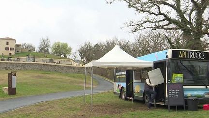 Une équipe du 12/13 s'est rendue dans le Puy-de-Dôme, à Saint-Jean-Saint-Gervais, afin de découvrir un bistrot étonnant. À bord d'un autobus, il sillonne les communes de la région.&nbsp; (FRANCE 3)