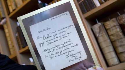 Ce manuscrit signé par Anne Frank a été vendu 140 000 euros aux enchères, lors d'une vente aux Pays-Bas, le 23 novembre (KOEN SUYK / ANP )