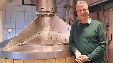 Stefan Fritsche, patron de la brasserie de Neuzelle, près de la frontière polonaise, qui produit des bières d’abbaye. (SEBASTIEN BAER / FRANCEINFO)