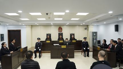 Trois des trafiquants condamnés le 7 novembre 2019 pour trafic de fentanyl par la justice chinoise, dans le tribunal de Xintai, au nord du pays.&nbsp; (HANDOUT ONNCC / AFP)