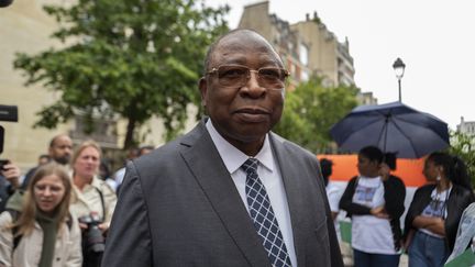 Le Premier ministre nigérien, Ouhoumoudou Mahamadou, le 5 août 2023 lors d'un rassemblement devant l'ambassade du Niger à Paris. (SERGE TENANI / HANS LUCAS / AFP)