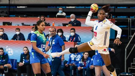 Coralie Lassource avec l'équipe de France de handball, le 5 décembre 2021 à Granollers. (JAVIER BORREGO / AFP)