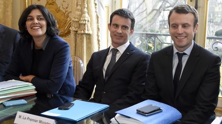 De gauche &agrave; droite, la ministre du Travail, Myriam El Khomri, le Premier ministre, Manuel Valls, et le ministre de l'Economie, Emmanuel Macron, &agrave; Matignon, lors d'une r&eacute;union avec la CFE-CGC&nbsp;sur&nbsp;la r&eacute;forme du Code du travail, le 8 mars 2016. (DOMINIQUE FAGET / AFP)