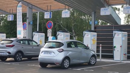 Voitures électriques : des recharges de batterie qui coûtent cher sur l'autoroute (France 2)