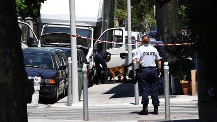 Des policiers dans&nbsp;une rue de Nice, le 15 juillet 2016. (ANNE-CHRISTINE POUJOULAT / AFP)