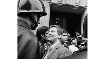 Pourquoi une photo particulière de Daniel Cohn-Bendit devant des CRS ou d'une jeune fille juchée sur les épaules d'un jeune homme dans une manifestation sont-elles devenues iconiques de Mai 68 ? Et, de façon subsidiaire, pourquoi certaines, qui racontaient largement autant l'histoire de ce mois exceptionnel ne sont-elles pas restées dans nos mémoires ? C'est à ces questions que tente de répondre l'exposition de la Bibliothèque nationale de France. Jusqu'au 26 août 2018. Ici, Gilles Caron, Daniel Cohn-Bendit face à un CRS devant la Sorbonne le 6 mai 1968, tirage de presse vers 1977, avec indications de cadrage au crayon, Fondation Gilles Caron
 (Gilles Caron)