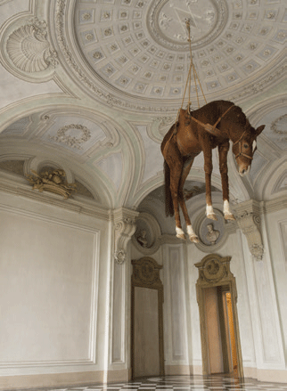 Au Castelli Di Rivoli, oeuvre de Maurizio Catellan. (PIERRE OLIVIER DESCHAMPS / GEO.)