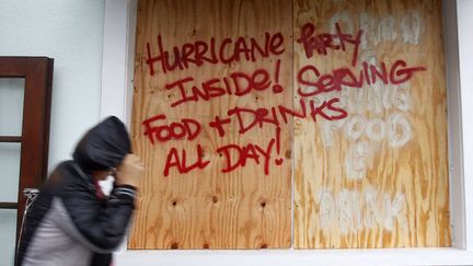 Alors que&nbsp;des des pluies torrentielles et des vents violents se sont abattus sur cet &eacute;tat du sud-est des Etats-Unis, des habitant de Key West ont choisi de profiter de se calfeutrage forc&eacute; pour faire la f&ecirc;te. (ALAN DIAZ / AP / SIPA)