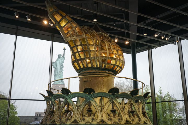 La&nbsp;torche originale de Bartholdi rénovée et dressée sur un piédestal (celle que tient la Statue de la Liberté est une copie depuis 1985) au musée de la Statue de la Liberté sur Liberty Island, le 13 mai 2019. (DREW ANGERER / GETTY IMAGES NORTH AMERICA)