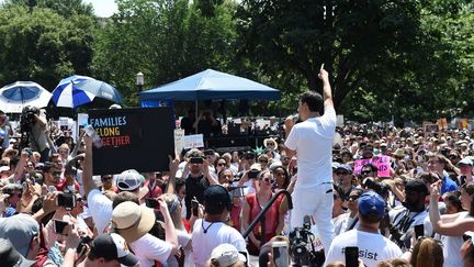 L'artiste Lin-Manuel Miranda devant des manifestants venus défendre les familles de migrants à Washington, le 30 juin 2018. (ILYA S. SAVENOK / GETTY IMAGES NORTH AMERICA / AFP)