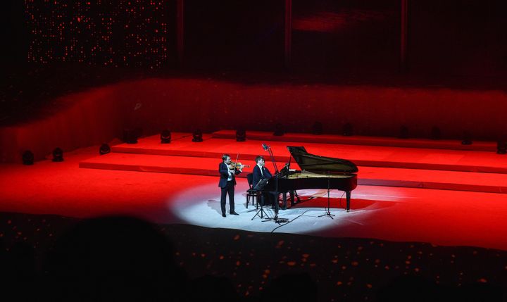 Renbaud Capuçon le 4 janvier 2019 inaugure le festival "Winter at Tantora" dans un auditorium en miroir appelé Maraya (miroir en arabe) dans les ruines d'Al-Ula, site patrimonial de l'UNESCO. 
 (FAYEZ NURELDINE / AFP)