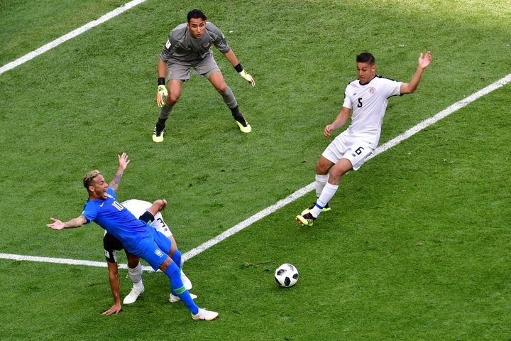 L'attaquant brésilien Neymar se voit refuser un penalty après l'utilisation de la vidéo par l'arbitre lors du match face au Costa Rica, le 22 juin 2018 au stade de&nbsp;Saint-Petersburg&nbsp;(Russie). (GIUSEPPE CACACE / AFP)