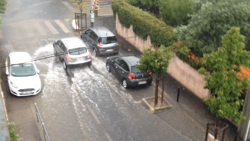 Une rue de Montpellier (H&eacute;rault) est inond&eacute;e par de fortes pluies, le 3 octobre 2015. (  FRANCETV INFO )