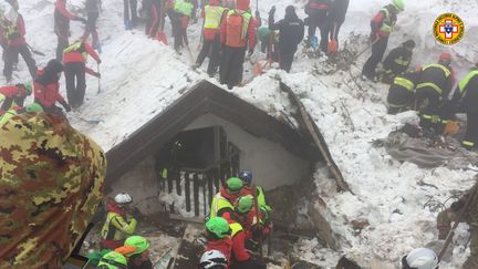 Des dizaines de secouristes recherchent les victimes de l'avalanche qui a enseveli un hôtel près de Farindola (Italie),&nbsp;le 23 janvier 2017. (CNSAS / AFP)