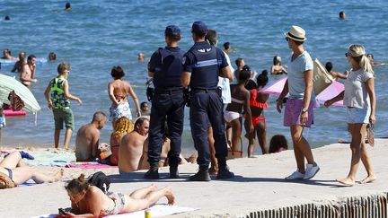 La police municipale surveille une plage de Cannes (Alpes-Maritimes), le 11 août 2016. (MAXPPP)