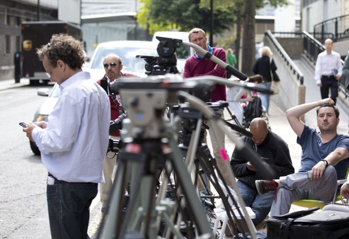 Des journalistes attendent devant l'h&ocirc;pital Saint-Mary's, &agrave; Londres, lundi 1er juillet 2013, o&ugrave; l'&eacute;pouse du prince William, Kate, doit accoucher.&nbsp; (JUSTIN TALLIS / AFP)