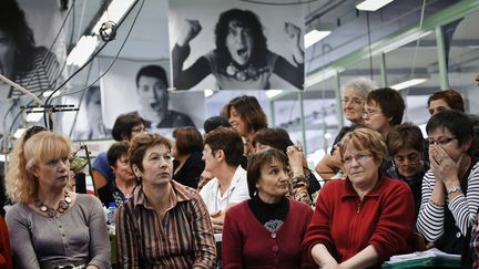 Des ouvri&egrave;res de l'usine Lejaby &agrave; Yssingeaux (Haute-Loire) &eacute;coutent l'annonce de reprise de leur entreprise par une filiale de Louis Vuitton, le 1er f&eacute;vrier 2012. (JEAN-PHILIPPE KSIAZEK / AFP)