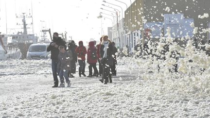 Non, ce n'est pas la neige, mais bien l'écume qui envahit les rues de Saint-Guénolé (Finistère), pour le plus grand plaisir des passants. (MAXPPP)