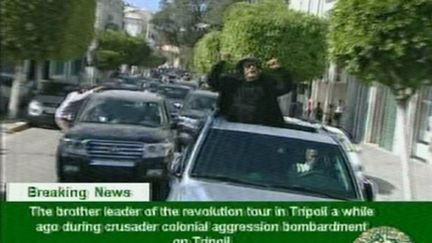 Le dictateur libyen, M. Kadhafi, circulant dans les rues de Tripoli, le 14 avril 2011, selon la télévision officielle (AFP - HO - LIBYAN TV)