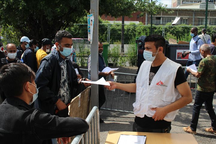 An interpreter at the reception of the Doctors Without Borders vaccination office, July 28, 2021 in Paris.  (PAOLO PHILIPPE / FRANCEINFO)