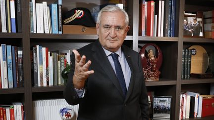 L'ancien premier ministre Jean-Pierre Raffarin dans son bureau de la Fondation prospective et innovation à Paris. (MAXPPP)