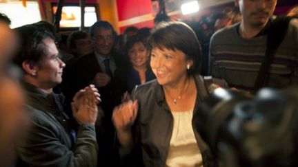 Martine Aubry accueillie par une petite centaine de ses partisans, tard jeudi soir à Paris, dans une brasserie sur les grands boulevards. (FRED DUFOUR/AFP)