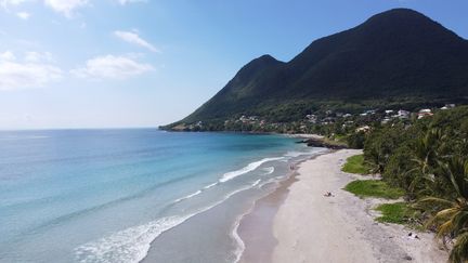 Une plage en Martinique, le 25 décembre 2020. Photo d'illustration. (FRANCK DUBRAY / MAXPPP)