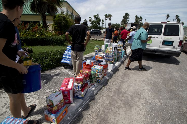 La solidarité s'organise aux Bahamas comme à Nassau où des bénévoles reçoivent des fournitures de secours à destination des survivants&nbsp;des îles Abaco, le 4 septembre 2019. (JOSE JIMENEZ / GETTY IMAGES SOUTH AMERICA)