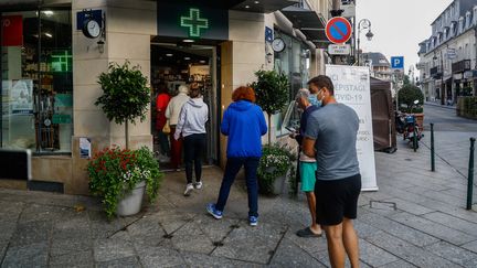 Une file d'attente se forme devant la pharmacie de Deauville, pour faire un test antigénique, mercredi 4 août. (SAMEER AL-DOUMY / AFP)