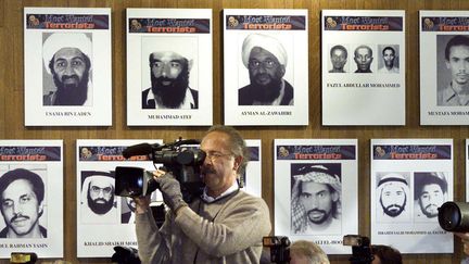 Le 10 octobre 2001, le président George W.Bush dévoile devant de nombreux journalistes la liste des «terroristes les plus recherchés» par le FBI. Le gouvernement cherche à souligner son action pour retrouver les auteurs des attentats du World Trade center. (Reuters/ Kevin Lamarque)