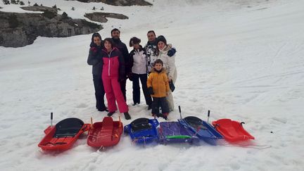 Faute de remontées mécaniques, Morgane et ses amis ont choisi la luge et profitent du peu de vacanciers pour dévaler la piste à&nbsp;La Pierre Saint Martin, le 5 février 2021. (FARIDA NOUAR / RADIO FRANCE)