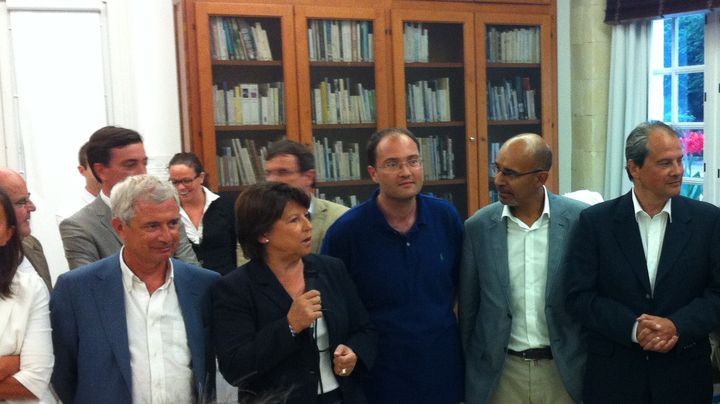 Martine Aubry et sa garde rapproch&eacute;e, le 24 ao&ucirc;t 2012 &agrave; La Rochelle. Au centre, Harlem D&eacute;sir (veste bleue) et Jean-Christophe Cambad&eacute;lis (veste noire), qui s'affrontent pour sa succession. (SALOME LEGRAND / FTVI)