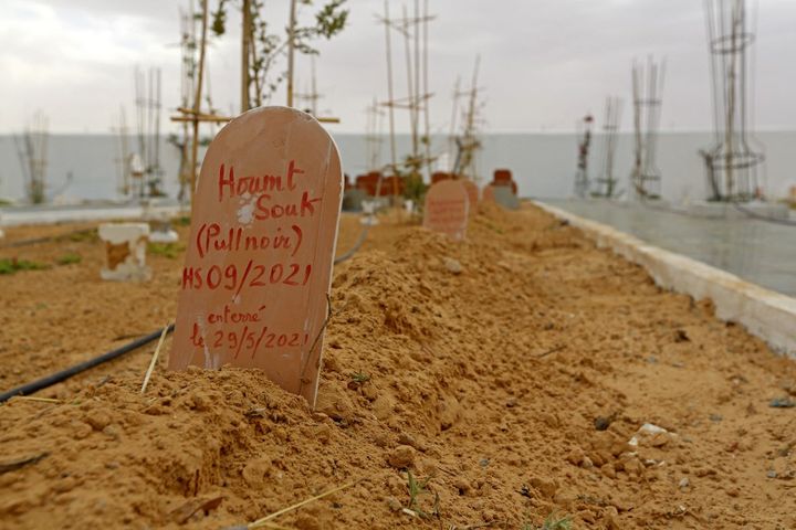 Jardin d'Afrique, cimetière du ud tunisien pour les migrants qui se sont noyés en traversant la Méditerranée dans l'espoir d'une vie meilleure en Europe, le 1er juin 2021. (FATHI NASRI / AFP)