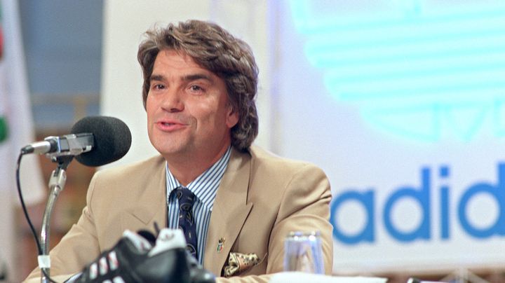 Bernard Tapie annonce le rachat de 80% d'Adidas, lors d'une conf&eacute;rence de presse en 1990 &agrave; Rome. (JEAN-LAURENT LAPEYRE / AFP)