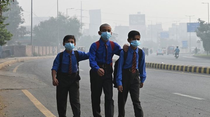 Des écoliers portant un masque, le 29 octobre dans les rues de Lahore au Pakistan. (ARIF ALI / AFP)