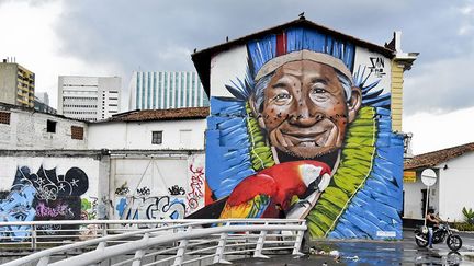 et ex-guérillero du M-19, dissout en 1990, a consacré des lieux spécifiques dans la capitale à cet art des rues. Aujourd’hui, des circuits touristiques permettent de découvrir les gigantesques fresques des artistes. (AFP PHOTO/LUIS ROBAYO)