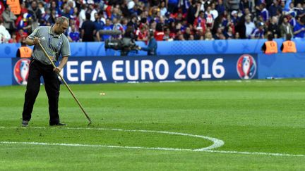 &nbsp; (Un jardinier sur la pelouse du stade Pierre Mauroy de Lille, le 19 juin 2016. © MAXPPP)