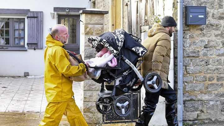 Les habitants de Saint-Etienne-au-Mont (Pas-de-Calais) évacuent leur commune lors d'importantes inondations, lundi 6 novembre 2023. (SEBASTIEN JARRY / LA VOIX DU NORD / MAXPPP)