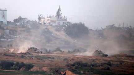 Une photo prise le 9 janvier 2024 depuis la frontière israélienne montre des chars de l'armée israélienne roulant au centre de la bande de Gaza. (MENAHEM KAHANA / AFP)