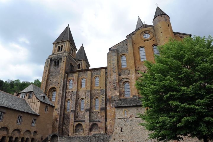 L'abbatiale Sainte-Foy de Conques (Aveyron) et ses vitraux réalisés par l'artiste Pierre Soulages.&nbsp; (YVES SALVAT / MAXPPP)