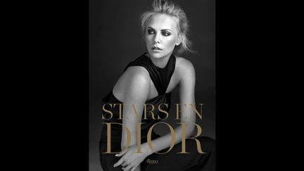 Charlize Theron dans une robe en satin noir, collection Christian Dior prêt-à-porter par John Galliano automne-hiver 2008. Une place particulière, dans ce livre, est accordée à la publicité J’adore avec Charlize Theron.
	 
 (Alexi Lubomirski.)