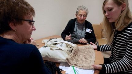 Aux Pays-Bas, le concept "Granny's Finest": quand les créateurs rencontrent les mamies tricoteuses
 (MAUDE BRULARD/ AFP)